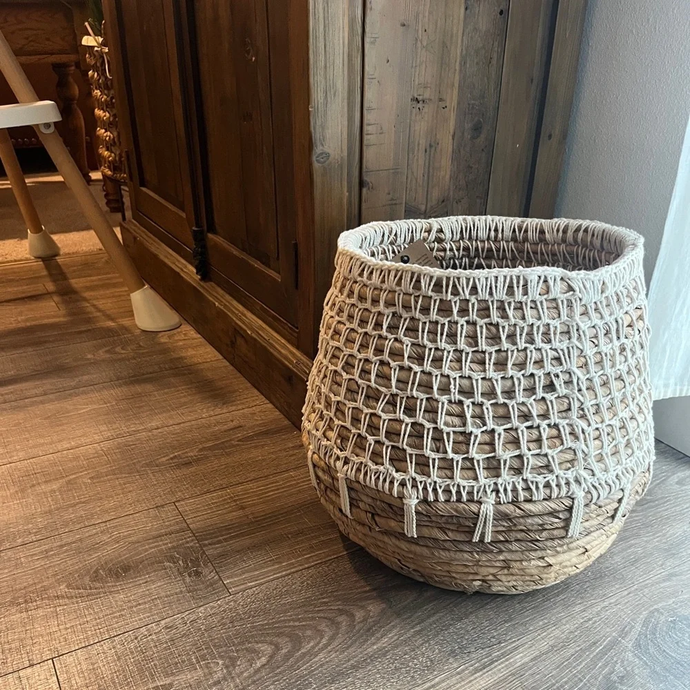 GORGEOUS New With Tags Large Basket - Perfect as Planter Pot / Storing Blankets!